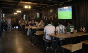 ¿Pueden los bares transmitir los partidos del Mundial 2026? Esto es lo que sí y lo que no permiten las reglas
