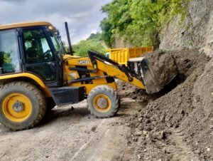 Retiran derrumbes y rehabilitan caminos afectados por las lluvias en Hidalgo