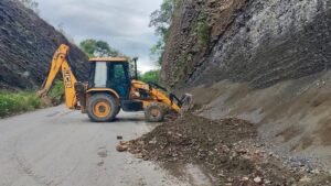 Atienden derrumbes y afectaciones en carreteras de Hidalgo por lluvias