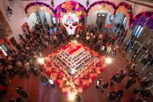 Inauguran altar de muertos con más de mil 200 fotografías en Palacio de la Corregidora