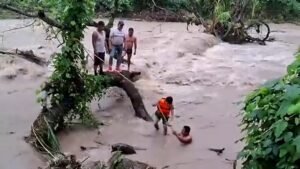 Rescatan a tres jóvenes atrapados por creciente en Atlapexco