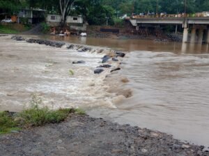Lluvias complican paso en puente de Tamala, Tepehuacán